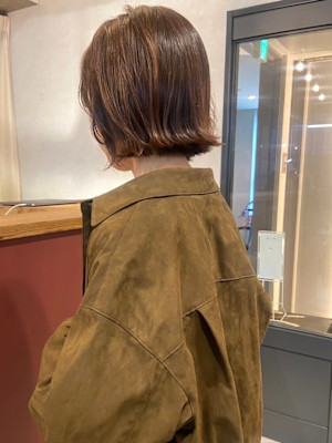 外ハネボブ　ショートボブ　ブラウンカラー　切りっぱなしボブ