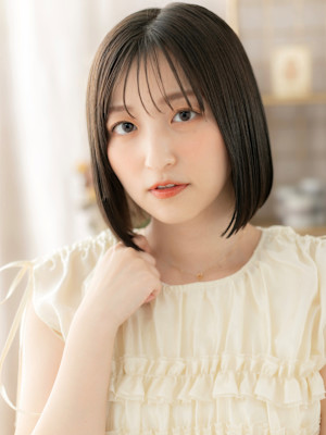 ツヤ感美髪アッシュブラック切りっぱなしボブ　くすみベージュ