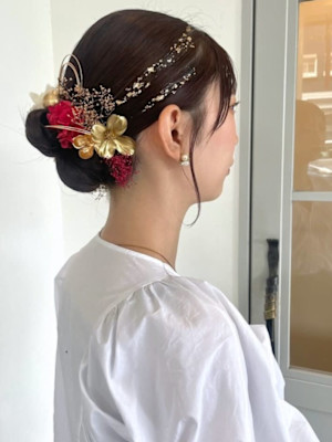成人式アレンジ　低めお団子　和装アレンジ　おくれ毛　金箔