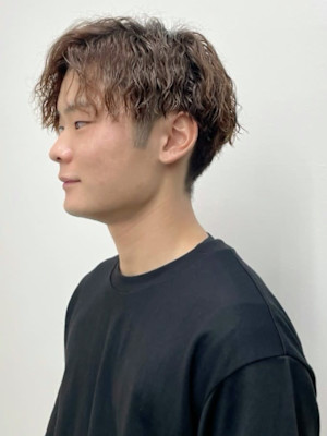 スパイラルパーマ　ベージュカラー　センターパートマッシュ