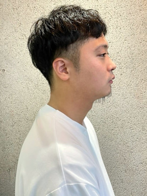 ツーブロック　ショートヘア　ダウンパーマ　刈り上げ