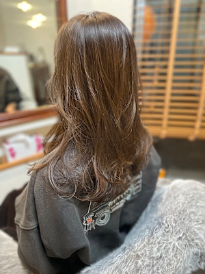 顔周りにレイヤー、透明感のあるブラウンベージュでカラーリング