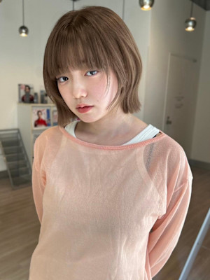 切りっぱなしボブ　顔周りカット　アッシュカラー　透明感