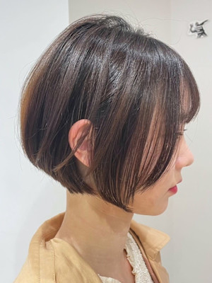 前下がりショートボブ　顔周りレイヤー　丸みボブ　グレージュ