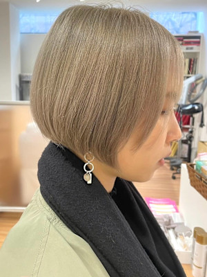 シルキーベージュ　ショートボブ　レイヤー　アッシュカラー