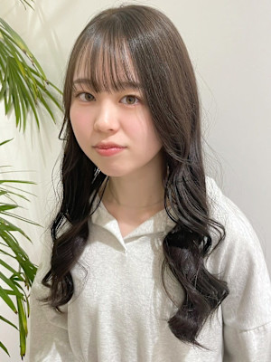 グレージュ　透明感カラー　シースルーバング　巻き髪ロング