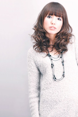 カールが女の子らしいセミディ！