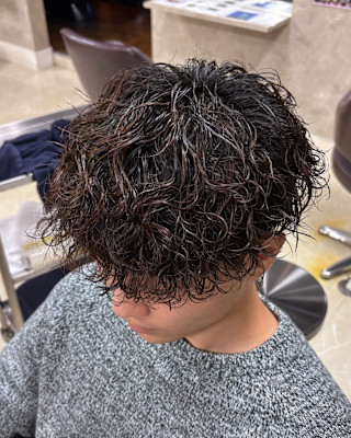 強め波巻きパーマ　マッシュ　刈り上げ　