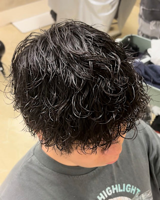 重ため波巻きパーマ　マッシュ　刈り上げ