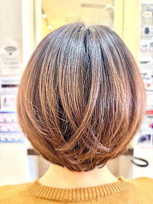 グラデーションカラー×ショートボブ