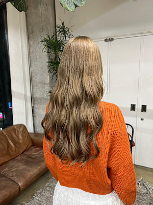 オリーブベージュ