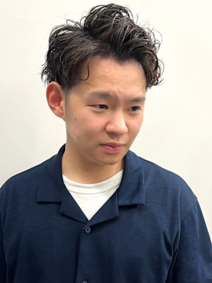 ツイストスパイラルパーマ　ツーブロック　アップバング　束感