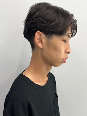 センターパート　毛流れマッシュ　ツーブロック　ダークカラー