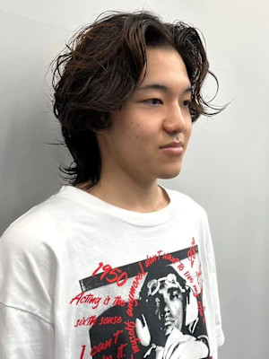 ミディアムパーマ　センターパート　ニュアンスパーマ　眉カット