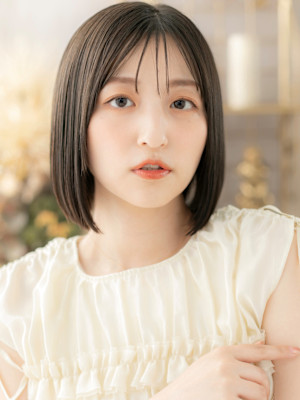 ツヤ感美髪アッシュブラック切りっぱなしボブ　アイスグレージュ