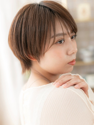 マッシュウルフショートステップボーンカット　細めハイライト