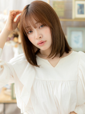 ミルクティーカラー艶髪ワンカールミディアム　細めハイライト