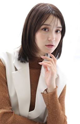 ナチュラルレイヤーミディアム×切りっぱなし×ブラウン20代