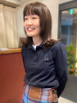 外ハネミディアム　顔周りレイヤーカット　アッシュベージュ