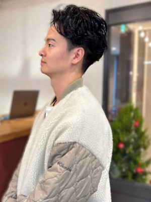 ビジネスヘア　アップバング　黒髪　メンズパーマ　ツーブロック