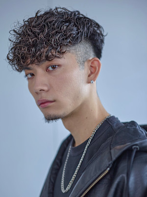 スペインカールツーブロックフェード刈り上げスパイラルパーマ