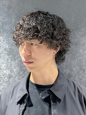 大人スパイラルパーマ前上がりミディアムヘア