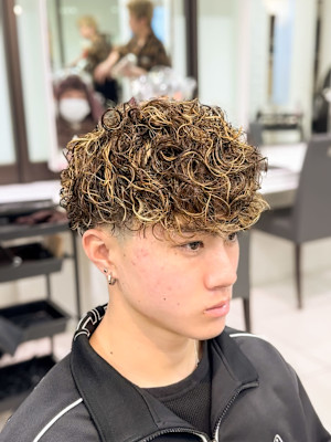 スペインカールハイライトフェードスパイラルパーマ