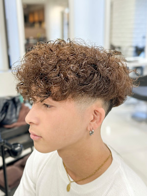 スペインカールブラウン刈り上げフェードスパイラルパーマ