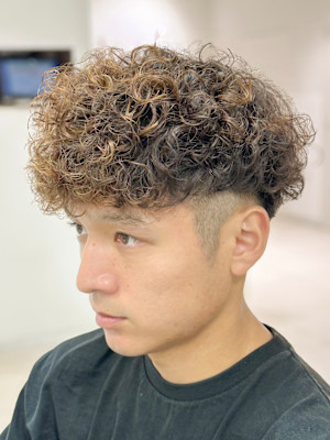 強めスペインカール刈り上げツーブロック