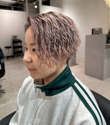 ふんわり無造作パーマの刈り上げショートボブ