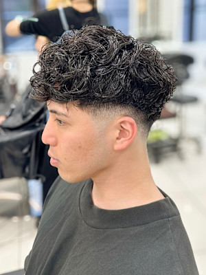 短めスペインカールツーブロック刈り上げ