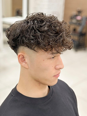 ハイフェード短めスペインカール刈り上げツーブロック