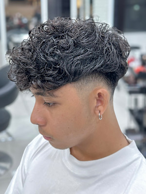 刈り上げ高めスペインカールツーブロックフェード