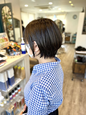 ショートボブ×オリーブベージュ