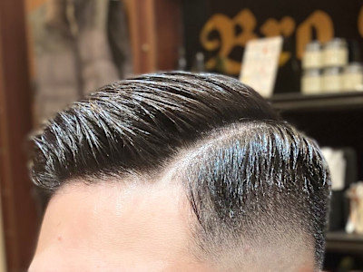 MEN'Sミドルスキンフェードバーバーハードパートスタイル