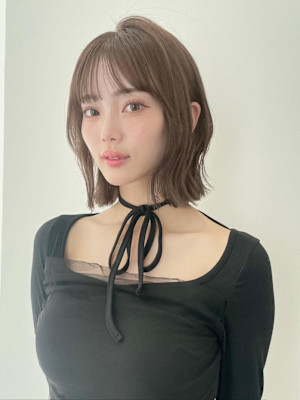 外ハネくびれボブ×柔らかグレー