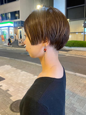 カリアゲ前下がりショート