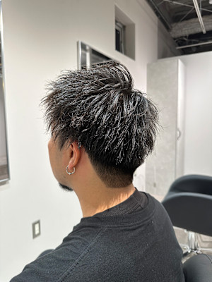 パーマを活かしたスパイキーショート