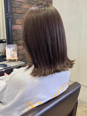 アッシュグレージュ　外ハネミディアム　20代　30代