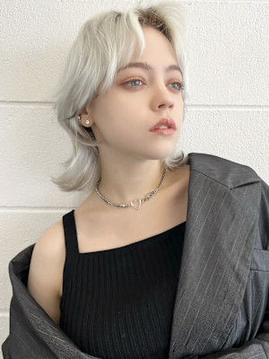 ブロンドケアブリーチハイトーンウルフカット前髪あり小顔