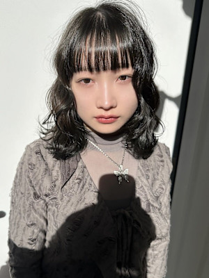 オリーブベージュ前髪ありイメチェンレイヤーカットこなれミディ