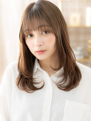 アースカラーワンカールストレートレイヤー　くすみベージュ