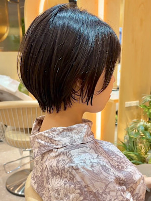 大人ショートマッシュ　顔周りレイヤー　暗髪グレージュ　30代