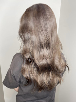 20代30代透明感暗髪アッシュブルーグレージュ丸みボブ