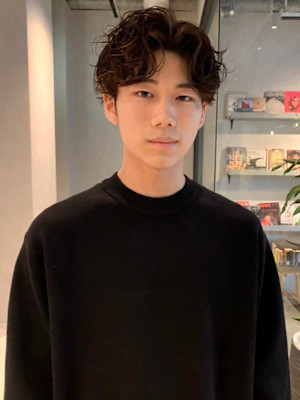 センターパート　アップバング　くせ毛パーマ　ニュアンスパーマ