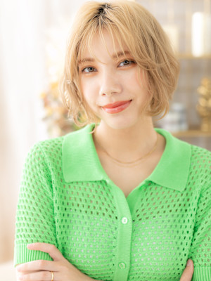 ナチュラルハイトーン前下がり小顔こなれボブ　ホワイトブロンド