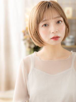 透明感シルキーベージュ小顔切りっぱなしボブ　フェザーショート