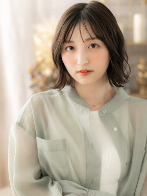 外ハネアッシュグレージュ小顔クセ毛風ボブ　韓国風巻き