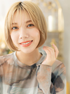 外国人風ハイトーンカラー丸みショートボブ　細目ハイライト