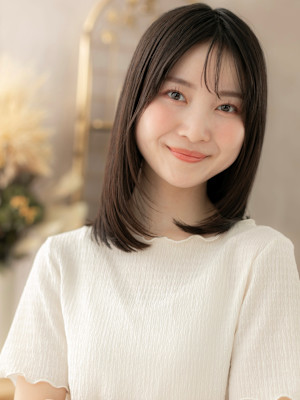 内巻きレイヤーカット黒髪ナチュラルミディ　くすみベージュ